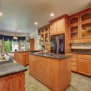 /img/13223-open-shelving-kitchen.webp