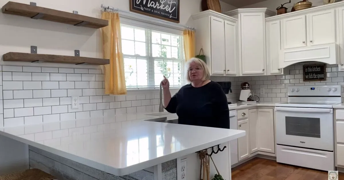 13224 queen bee kitchen accents