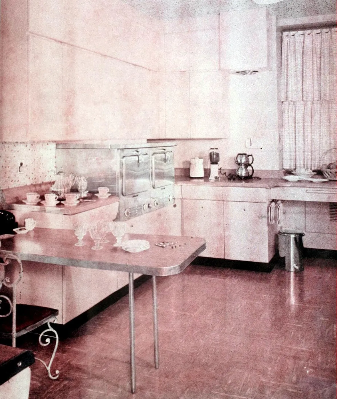 /img/13308-1950s-kitchen-black-white-cabinets.webp