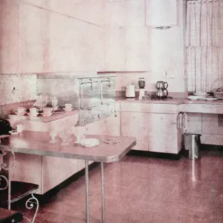 /img/13308-1950s-kitchen-black-white-cabinets.webp