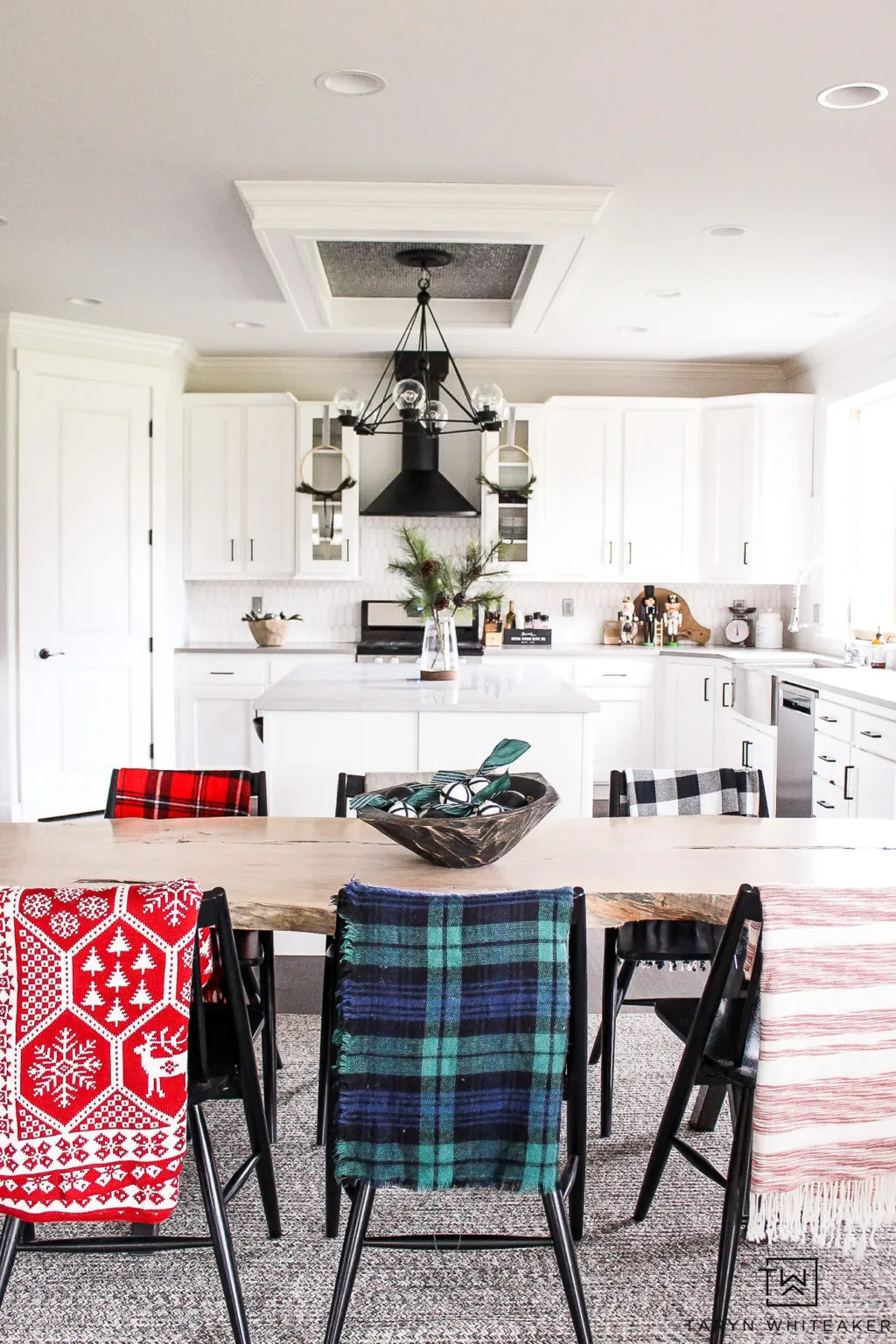 13376 black white table setting