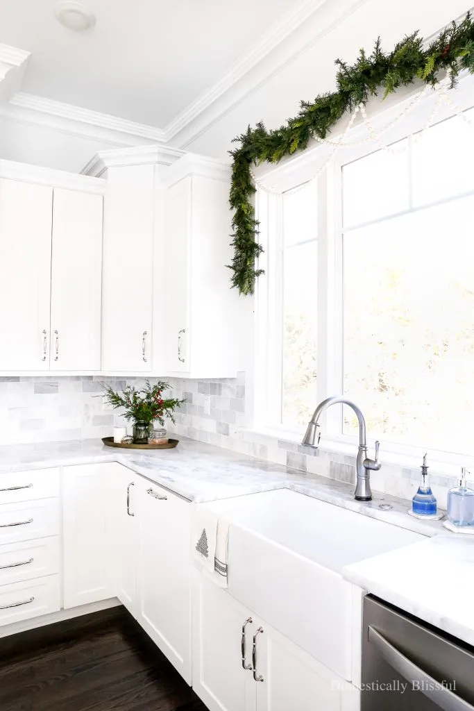 /img/13422-green-christmas-kitchen-decor-evergreen.webp