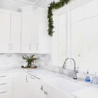 /img/13422-green-christmas-kitchen-decor-evergreen.webp