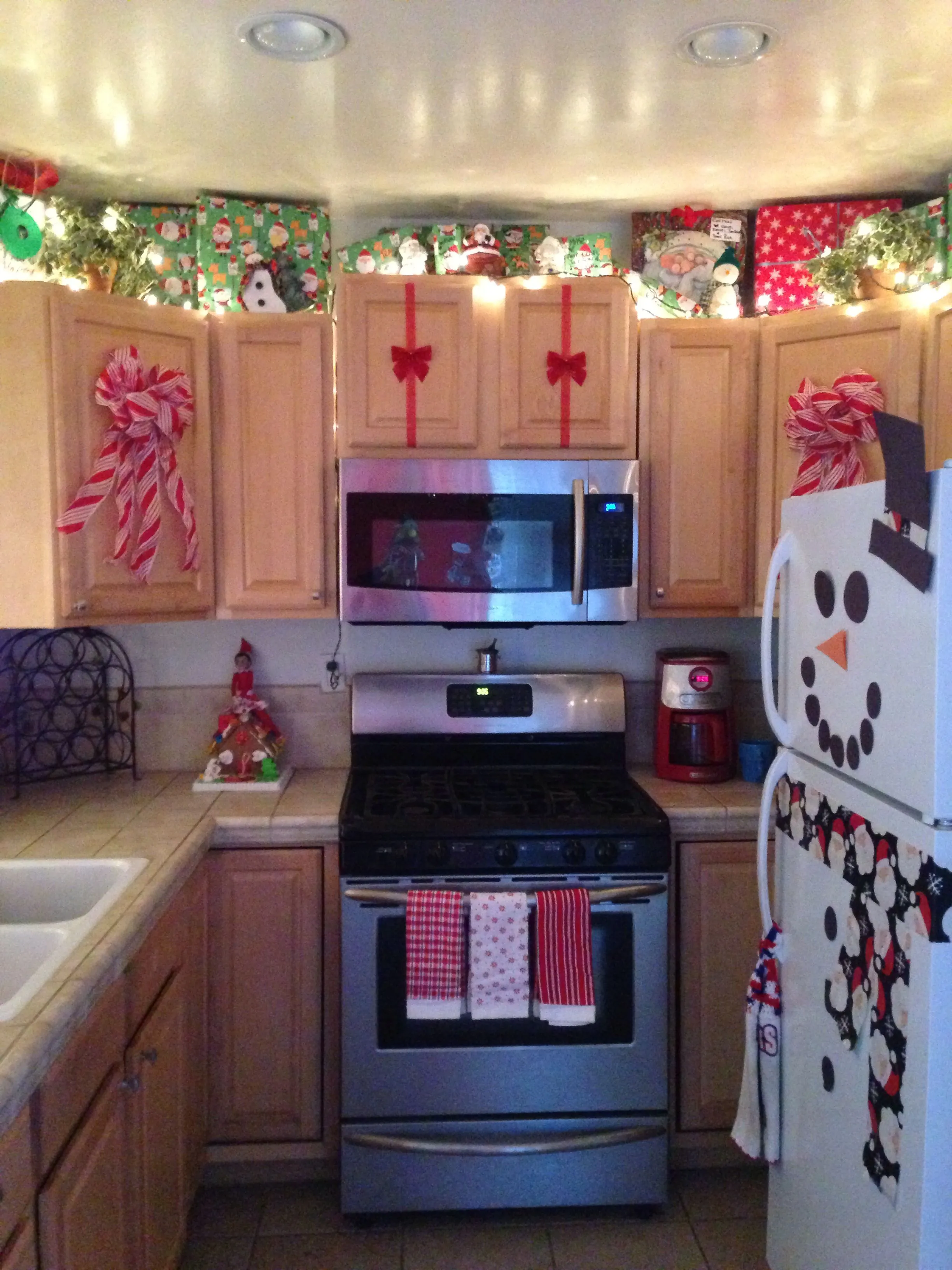 13468 traditional christmas kitchen